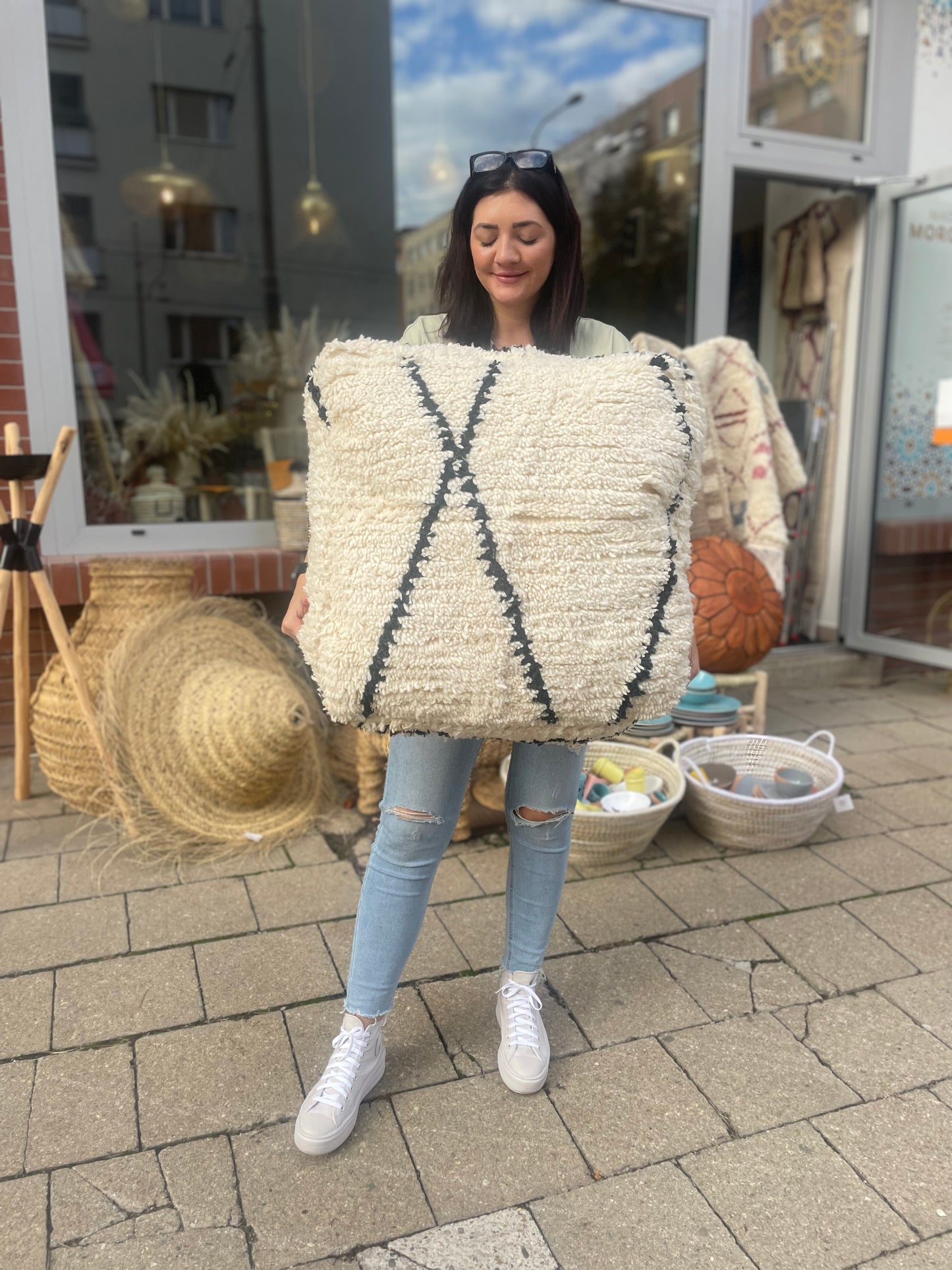 Vlněný taburet s vysokým vlasem 50x50x20cm Beni