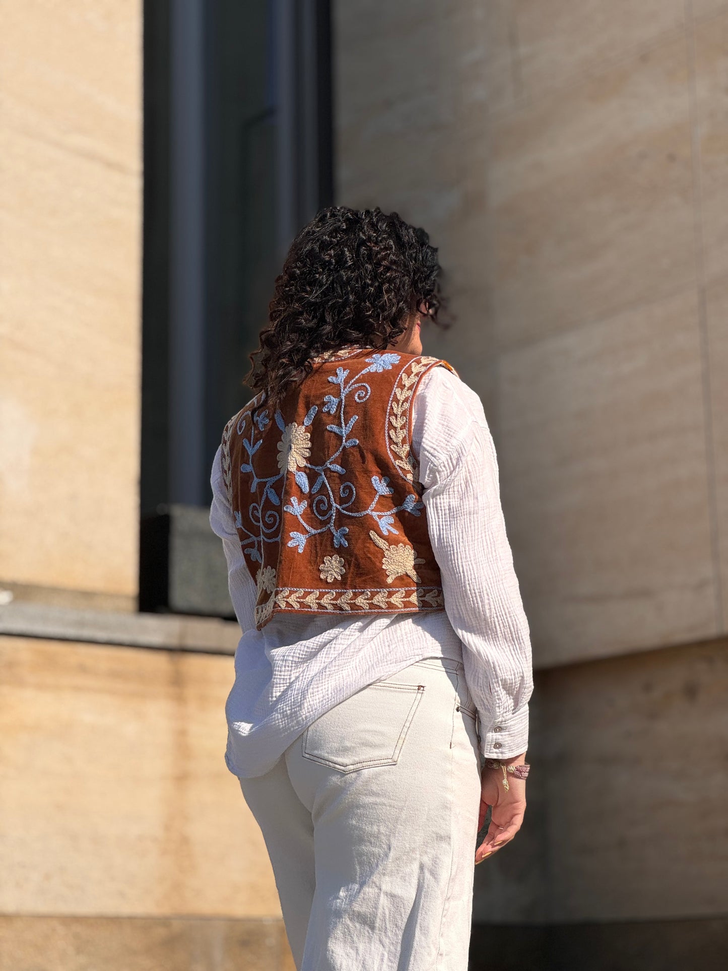 Krátká vesta Suzanni Samet Brown