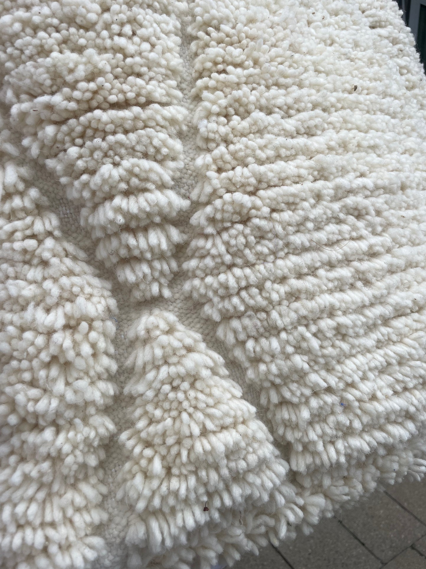 Vlněný taburet s vysokým vlasem 50x50x20cm