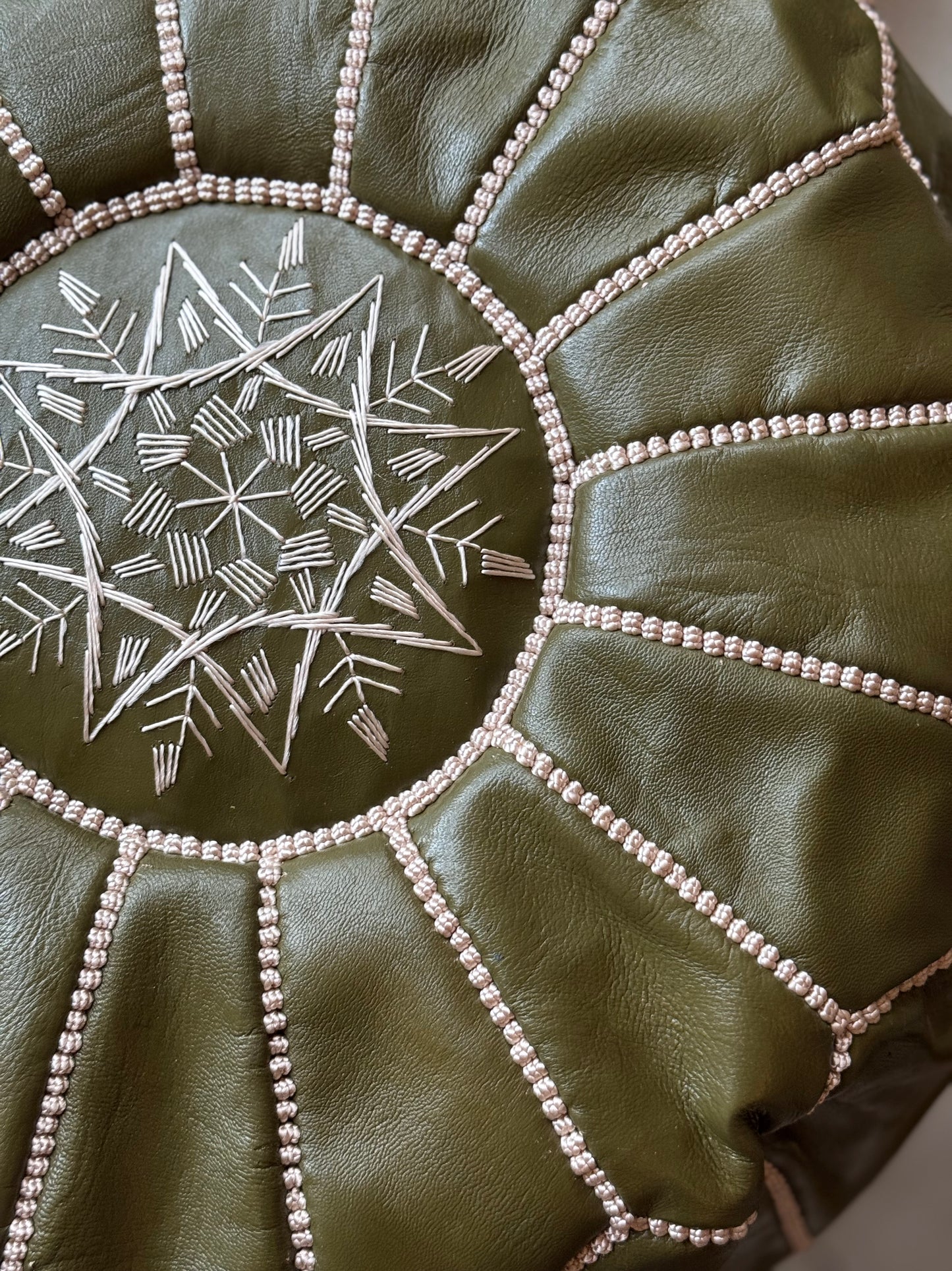 Kožený puf olivově zelený 50cm