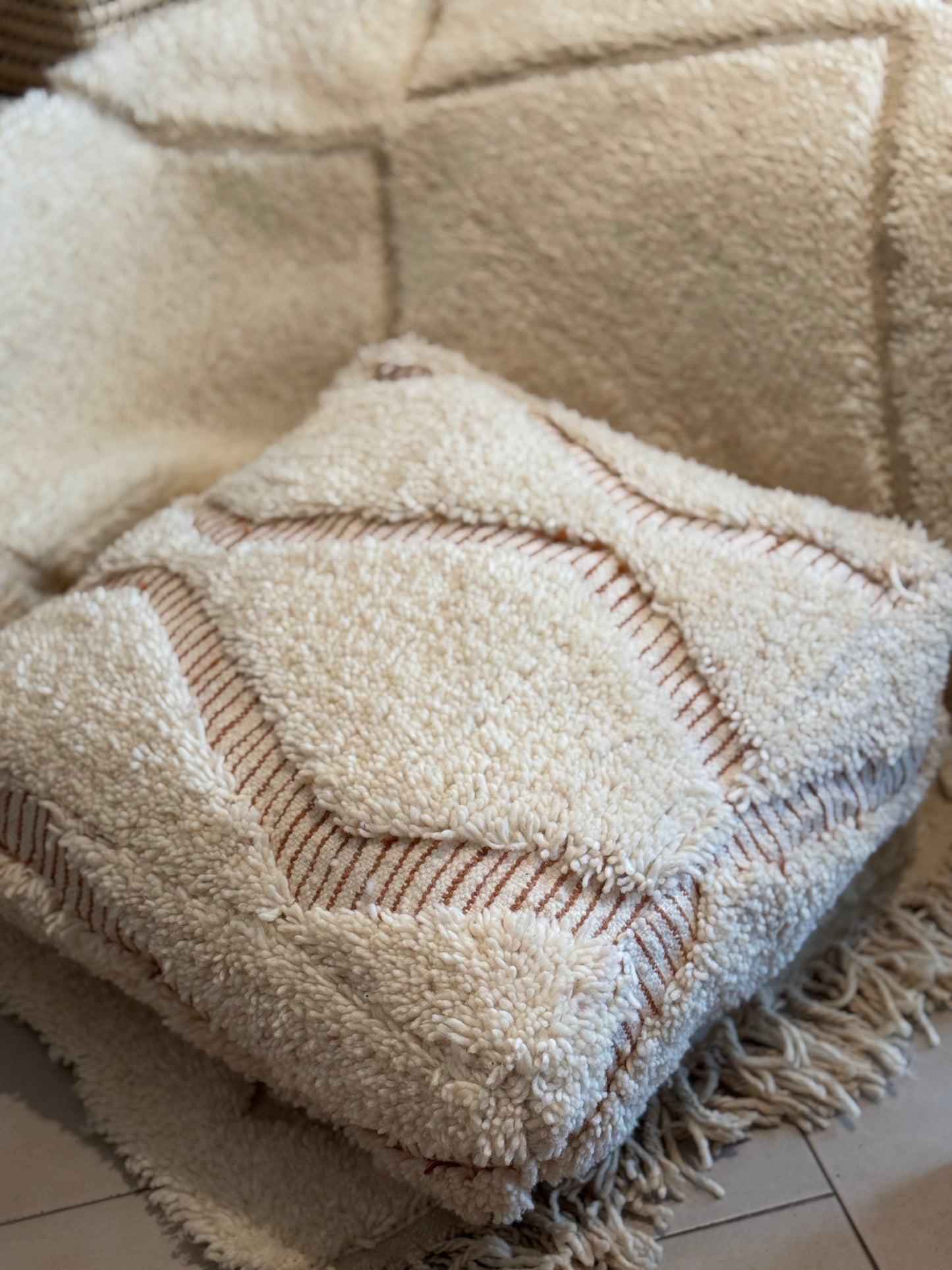 Vlněný taburet s vysokým vlasem 50x50x20cm Kros