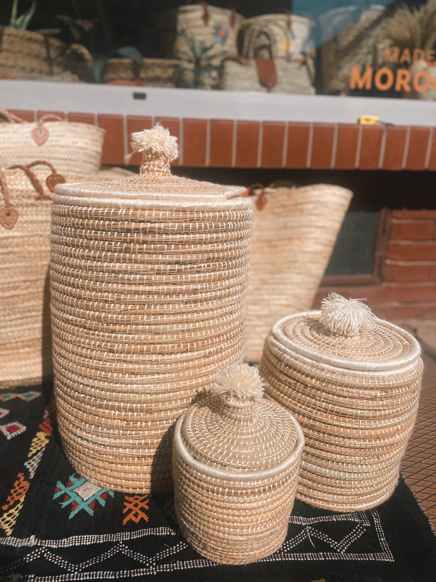 Koš s víkem a bambulkou