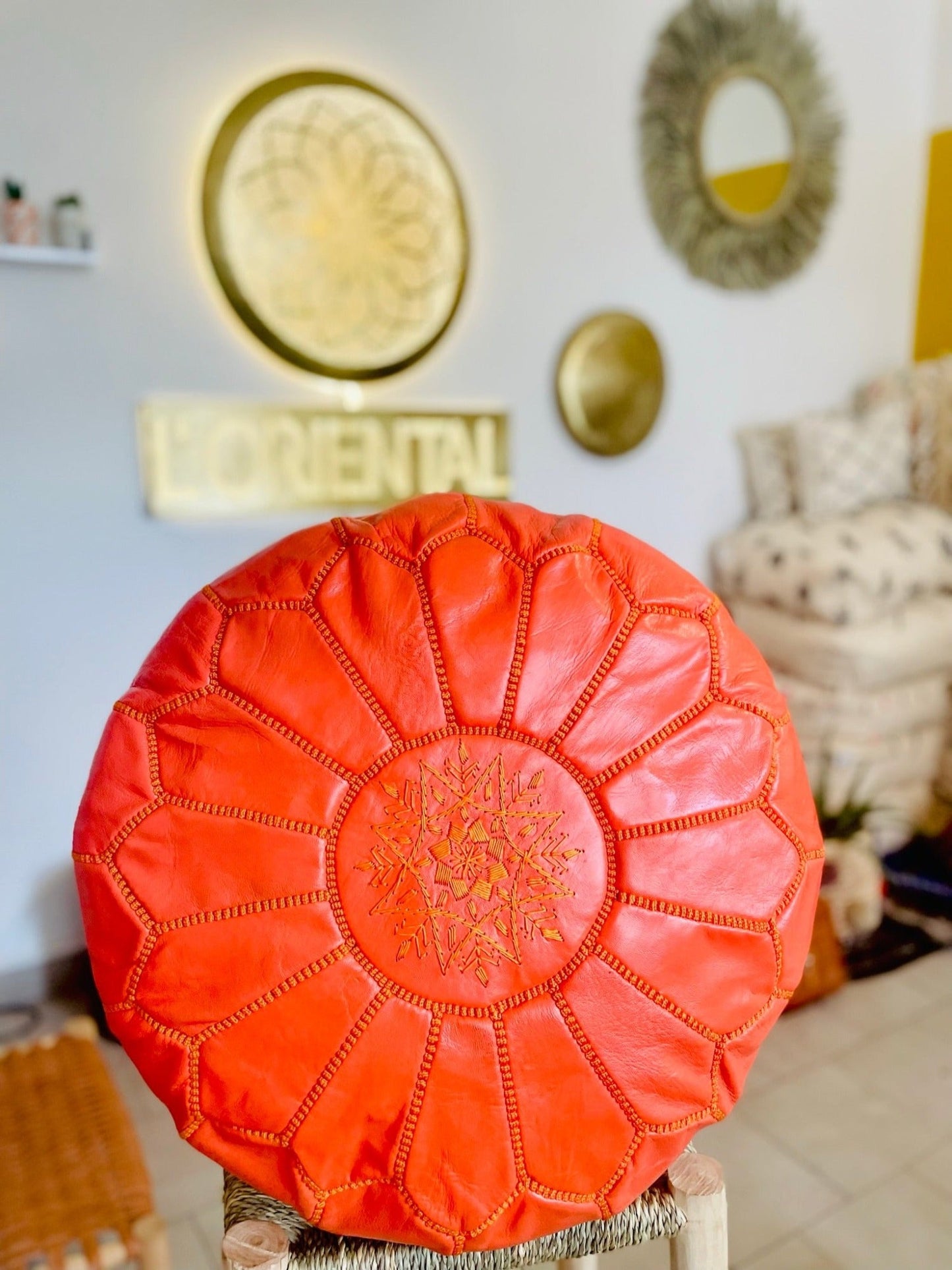 Kožený taburet - oranžový 50cm