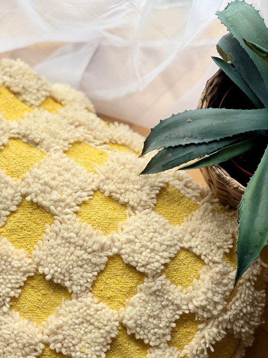 Vlněný puf kostka žlutá