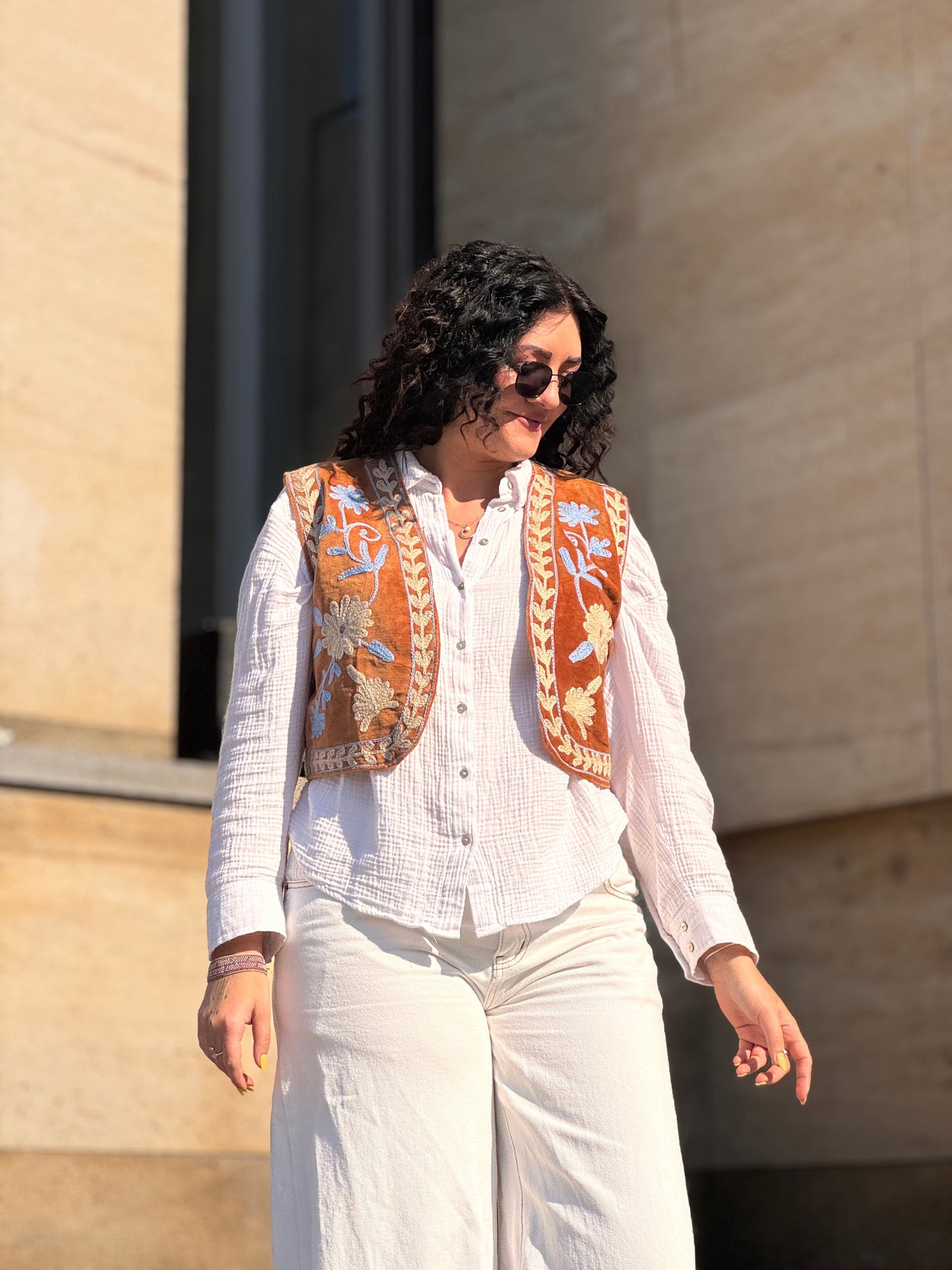 Krátká vesta Suzanni Samet Brown