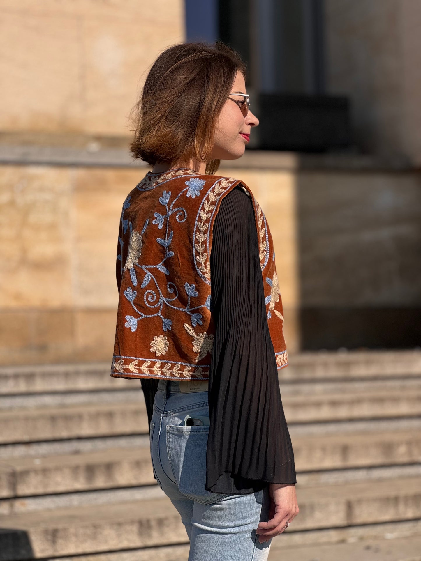 Krátká vesta Suzanni Samet Brown