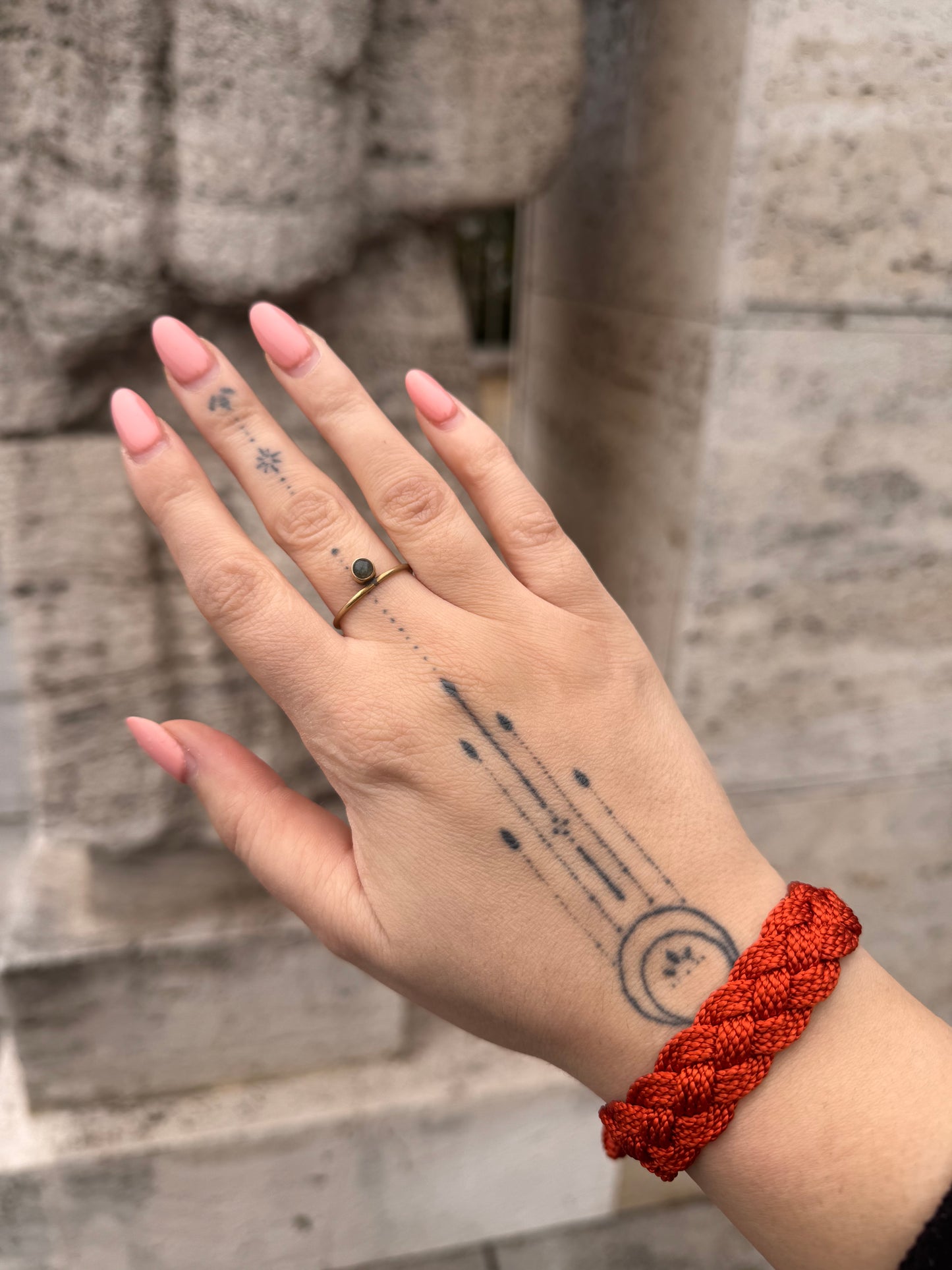 Náramek pletený oranžový