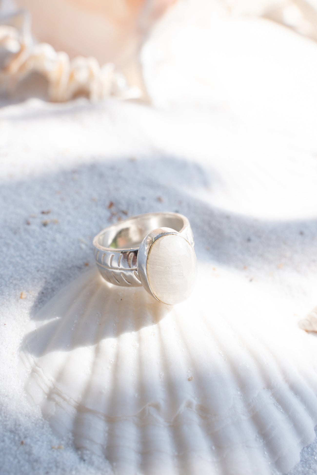 Prsten postříbřená mosaz široký s měsíčním kamenem