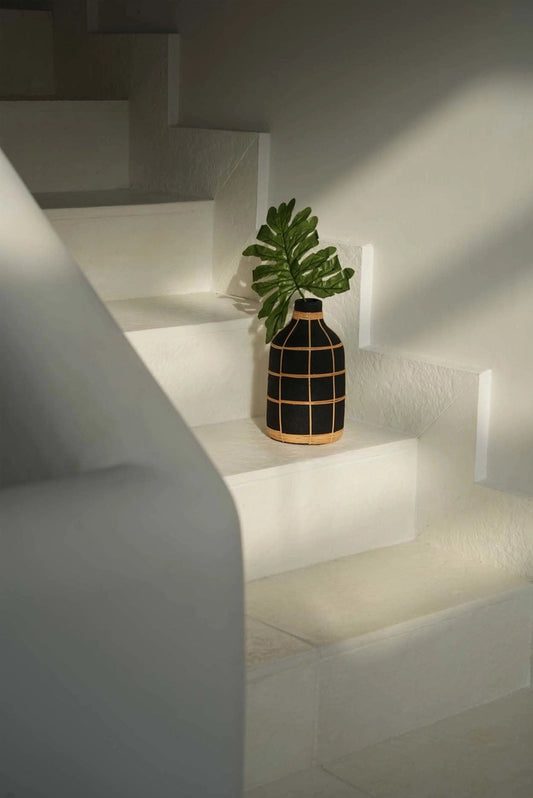 Dekorativní váza černá s ratanem 24cm