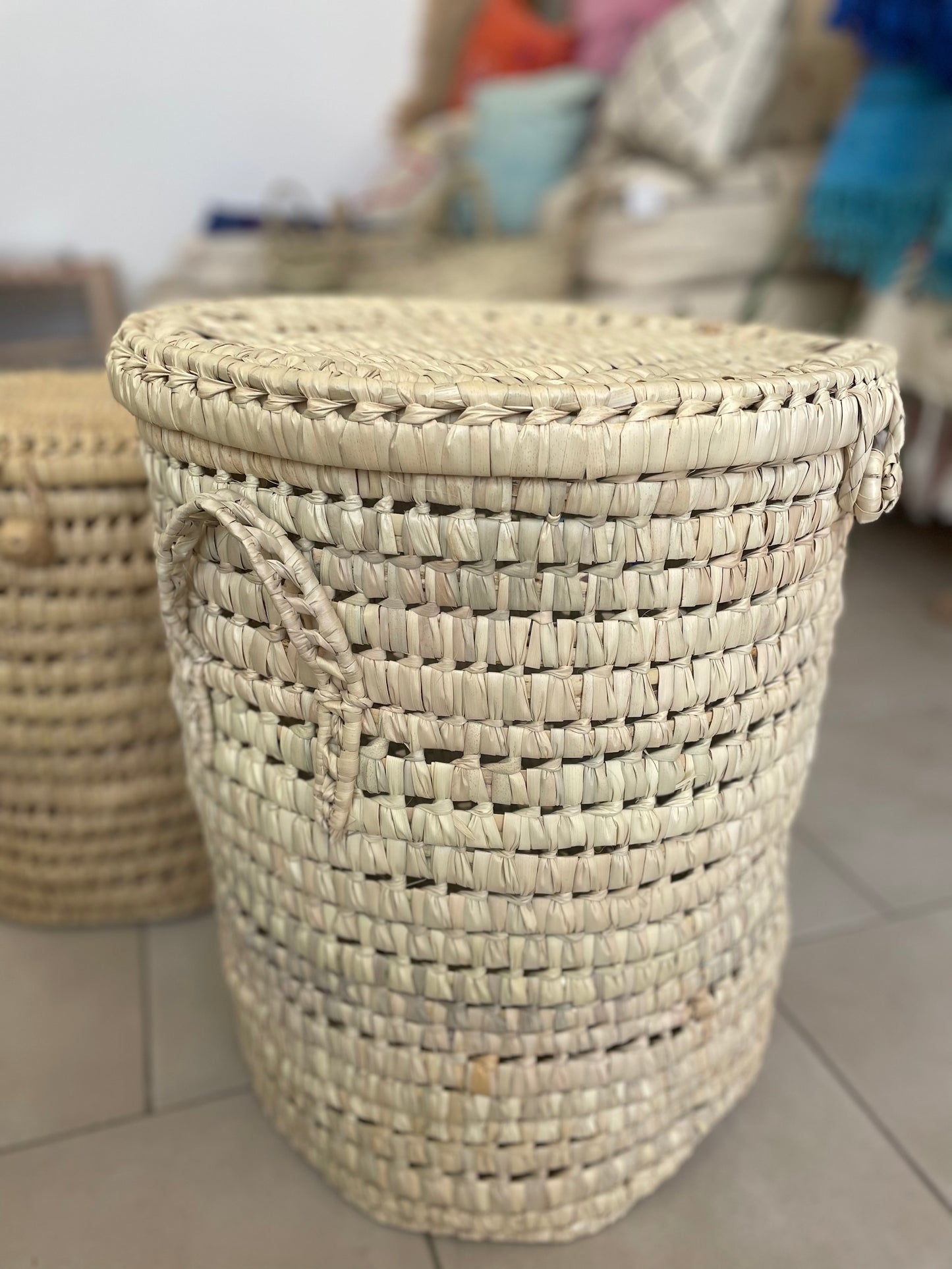 Basket with a round lid