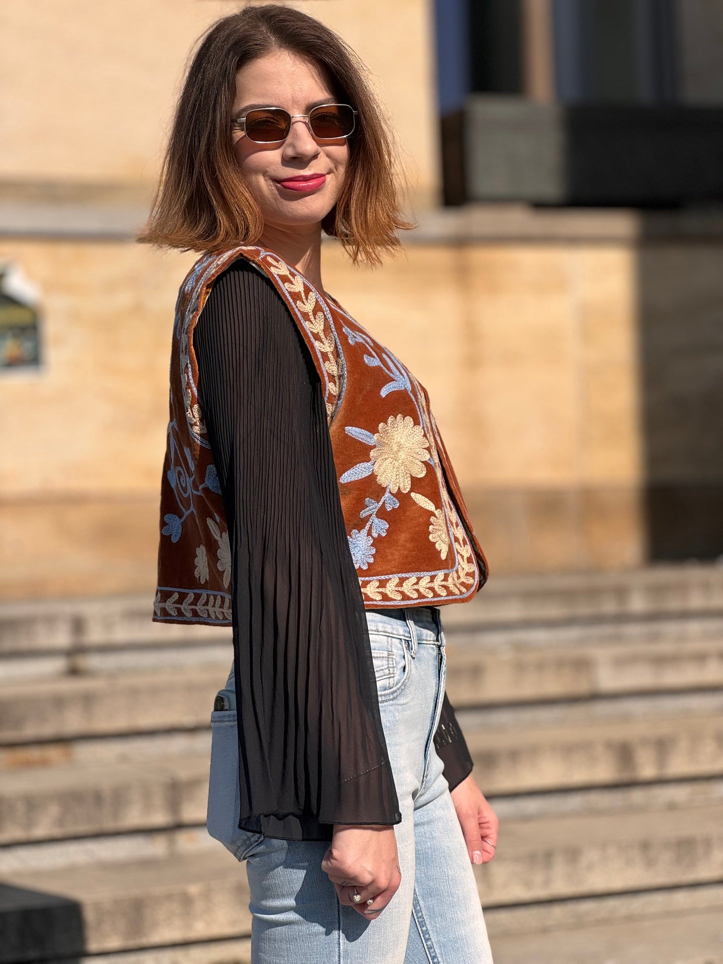 Krátká vesta Suzanni Samet Brown