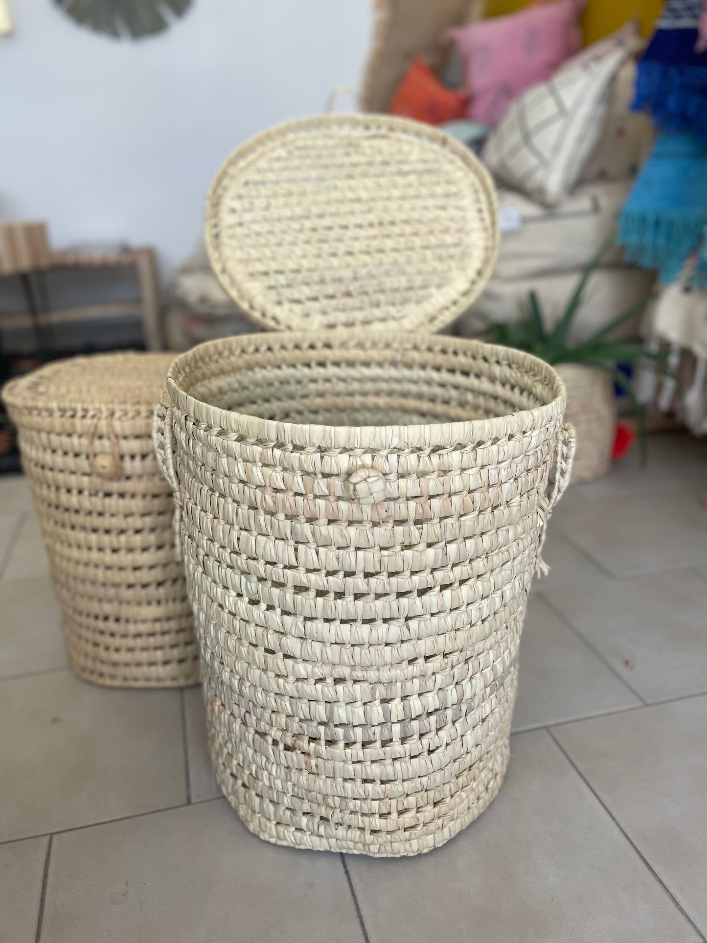 Basket with a round lid