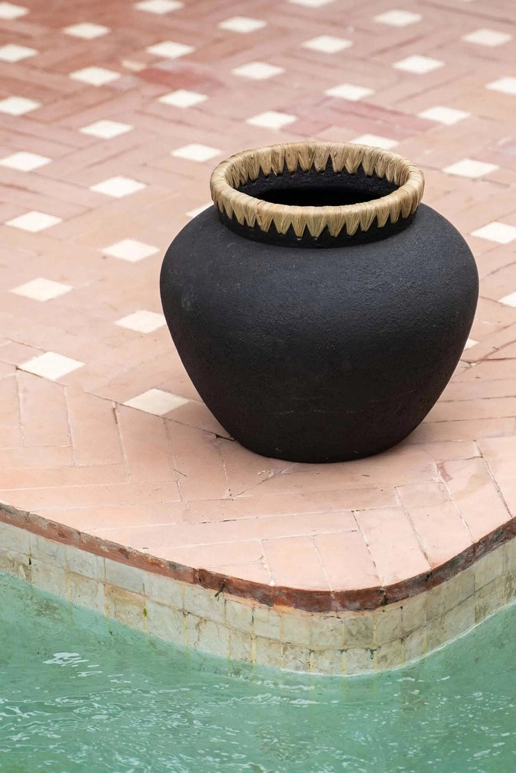 Keramická váza Styly černá s rafií 33cm