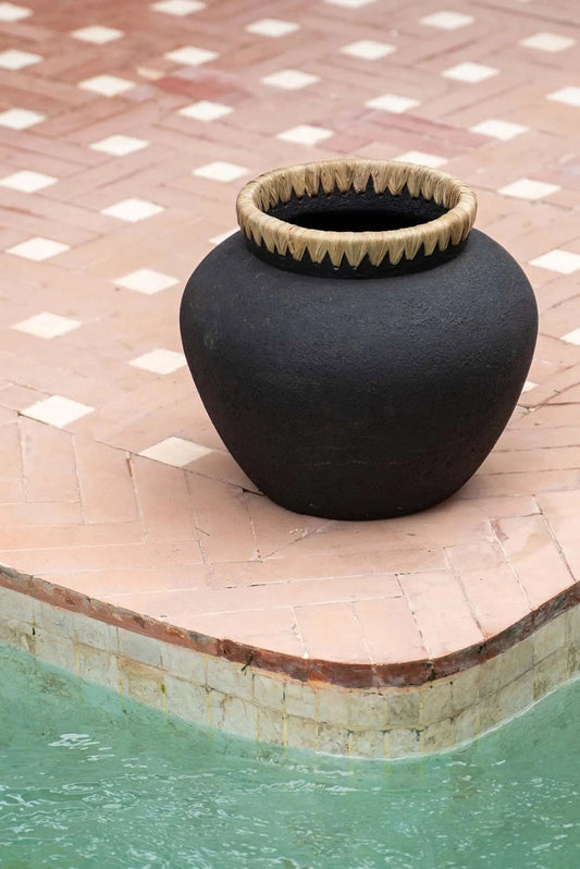 Keramická váza Styly černá s rafií 33cm